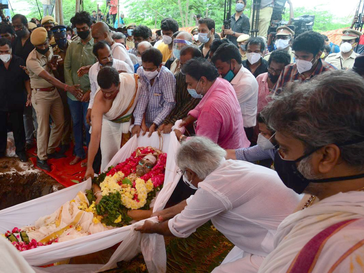 SP Balasubrahmanyam funeral Photo Gallery - Sakshi30