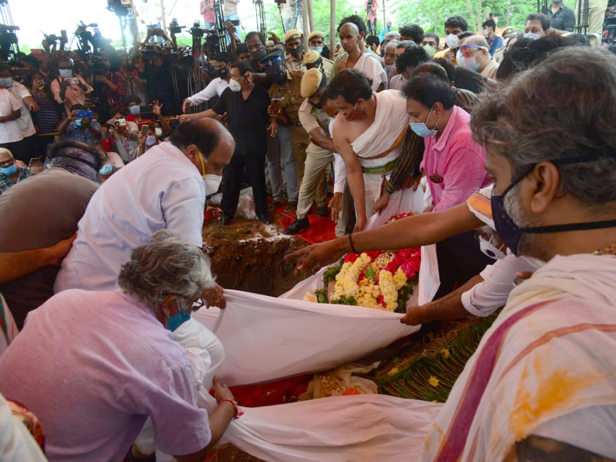 SP Balasubrahmanyam funeral Photo Gallery - Sakshi7