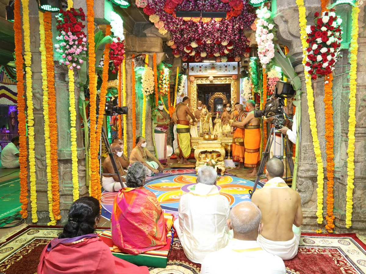 Tirumala Brahmotsavams conclude with ‘Chakrasnanam’ - Sakshi2