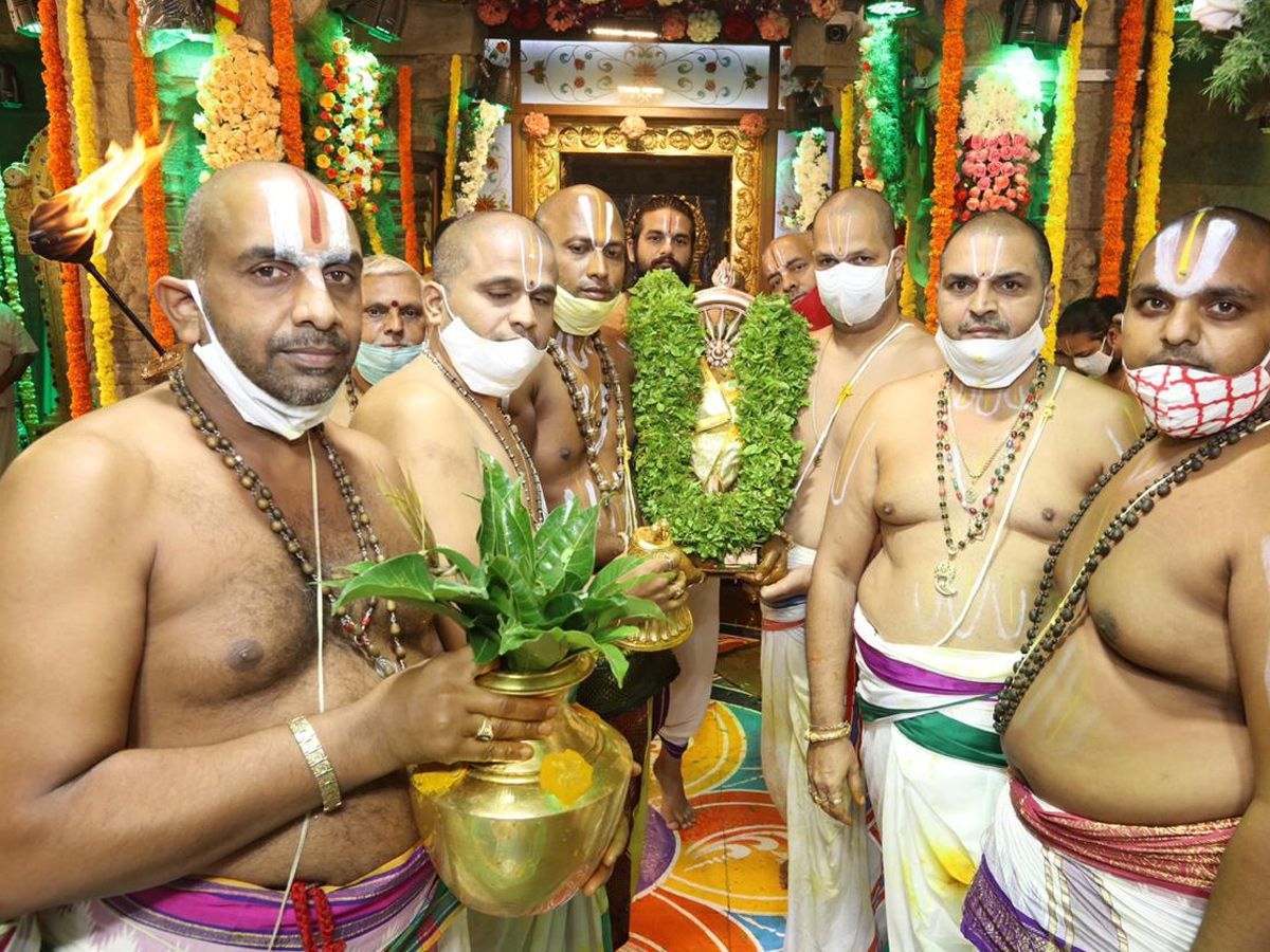 Tirumala Brahmotsavams conclude with ‘Chakrasnanam’ - Sakshi7