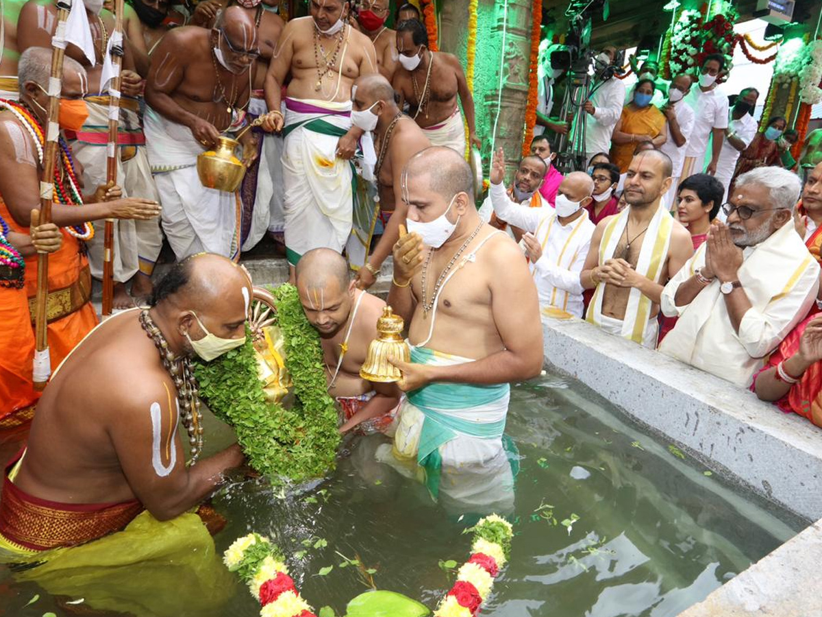 Tirumala Brahmotsavams conclude with ‘Chakrasnanam’ - Sakshi1