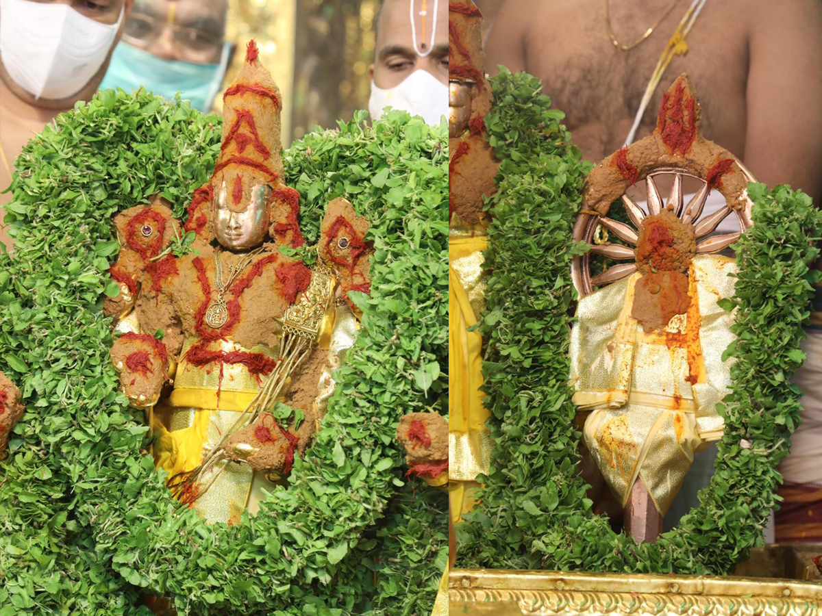 Tirumala Brahmotsavams conclude with ‘Chakrasnanam’ - Sakshi13