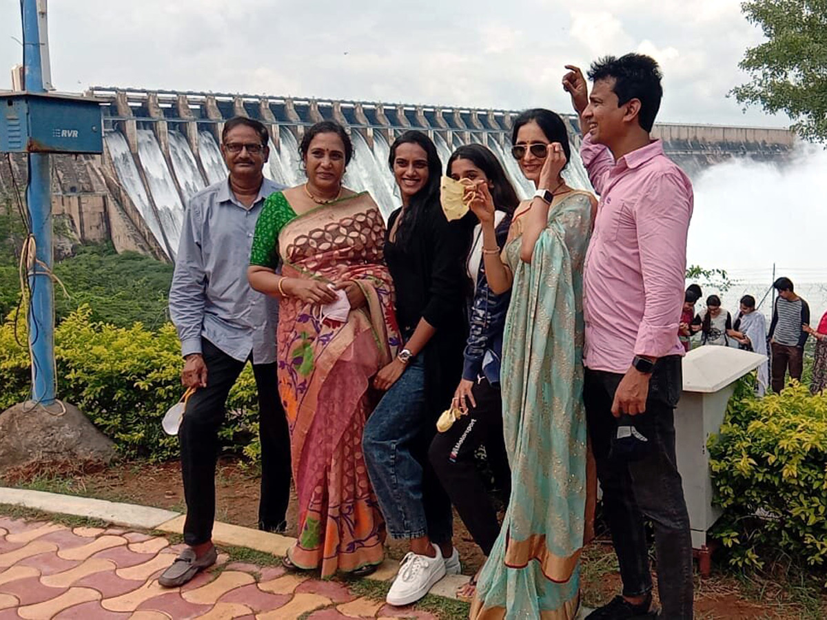 PV Sindhu visits Nagarjuna Sagar with family Photo Gallery - Sakshi12