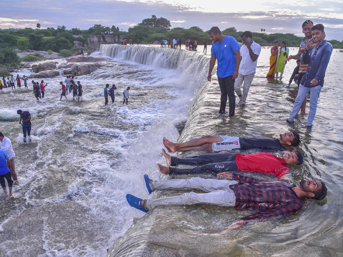 PV Sindhu visits Nagarjuna Sagar with family Photo Gallery - Sakshi2