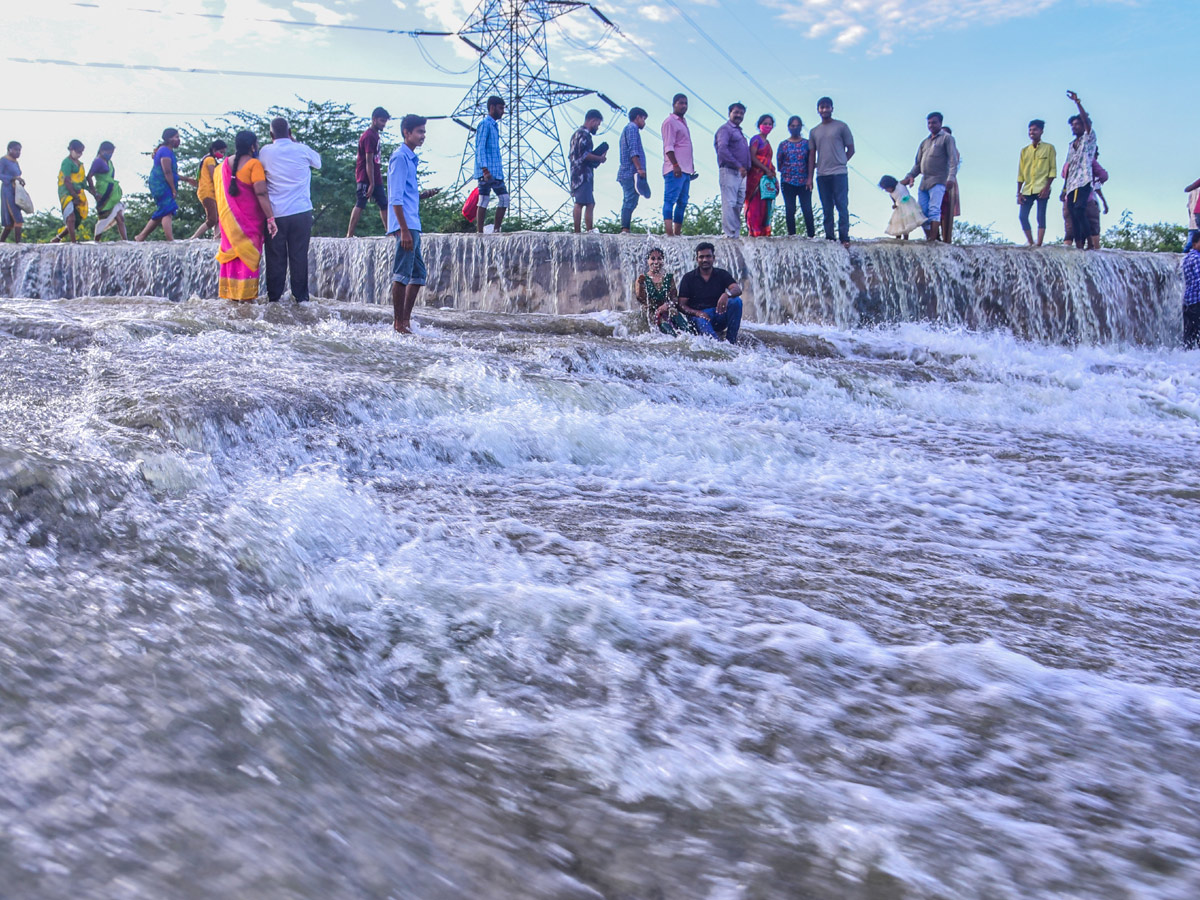 PV Sindhu visits Nagarjuna Sagar with family Photo Gallery - Sakshi21