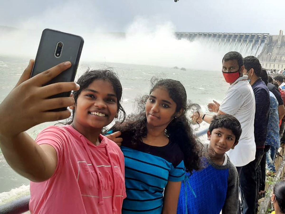 PV Sindhu visits Nagarjuna Sagar with family Photo Gallery - Sakshi4