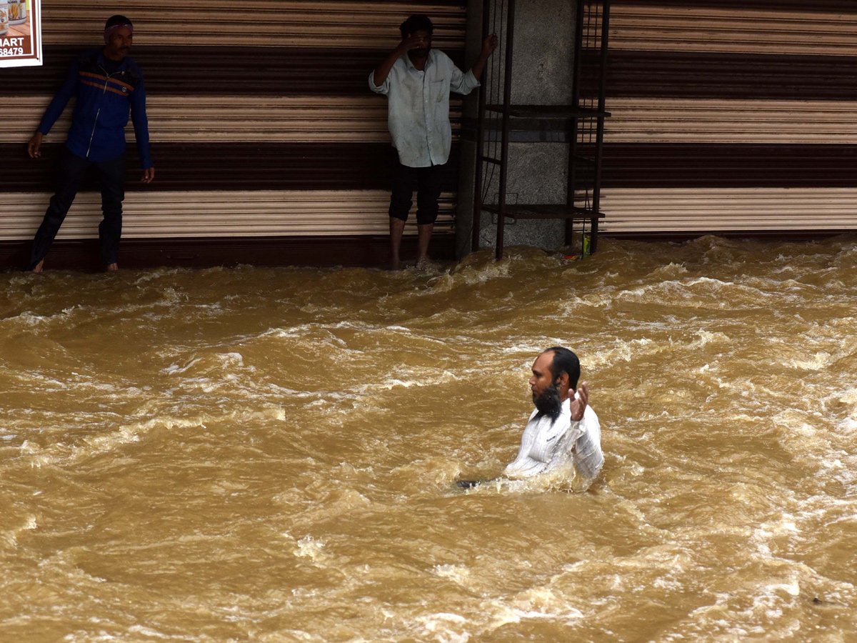 Heavy rains lash Hyderabad Photo Gallery - Sakshi9