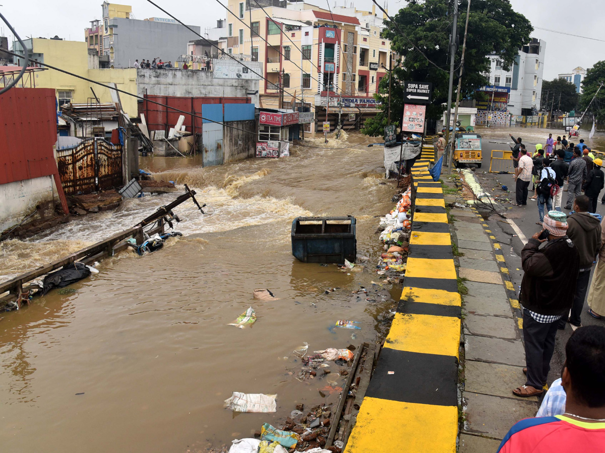 Heavy rains lash Hyderabad Photo Gallery - Sakshi10