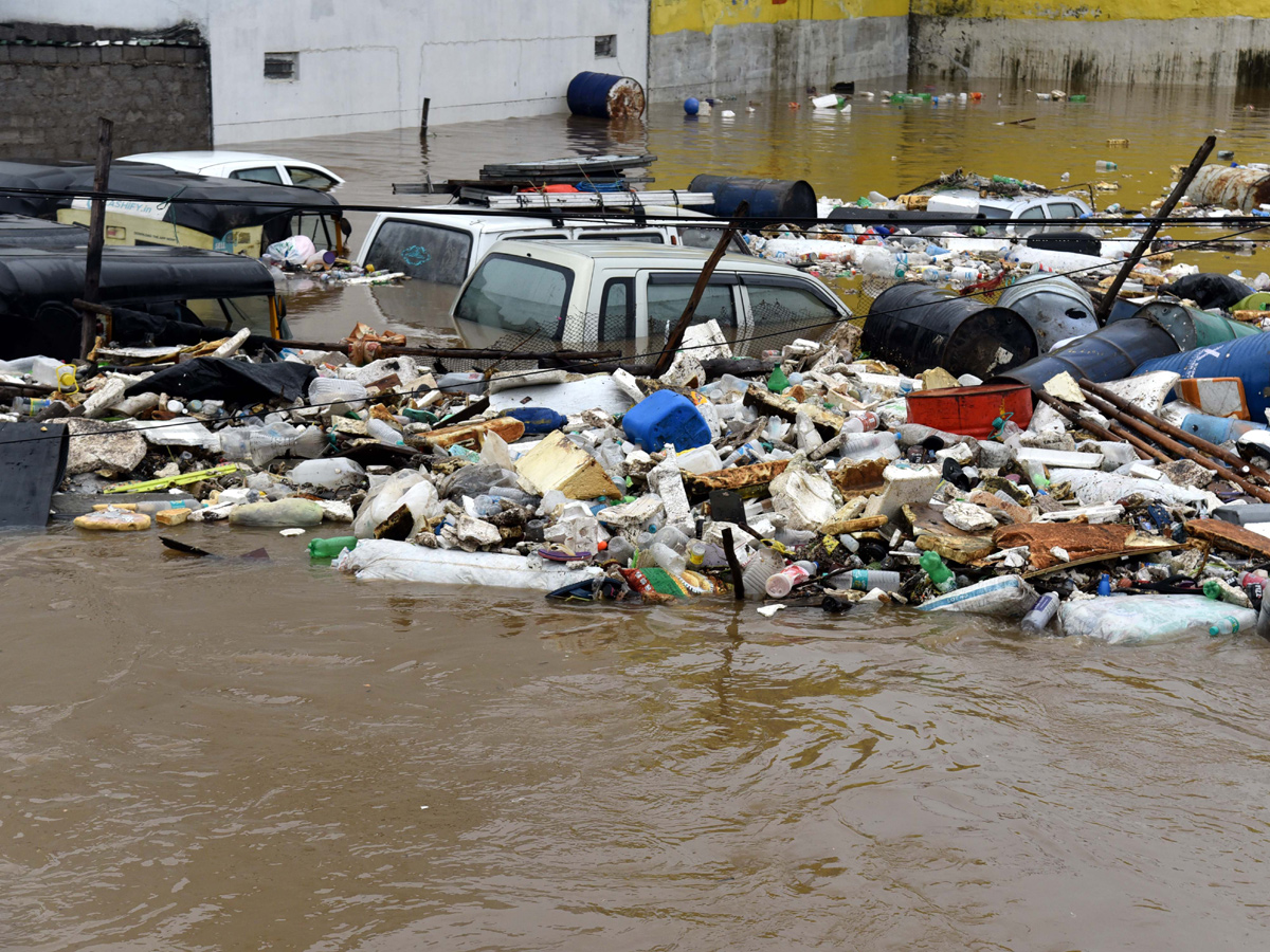 Heavy rains lash Hyderabad Photo Gallery - Sakshi11