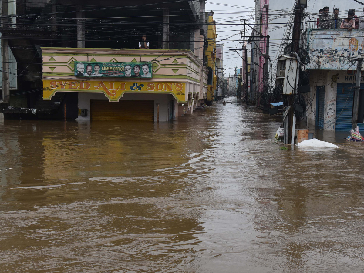 Heavy rains lash Hyderabad Photo Gallery - Sakshi12