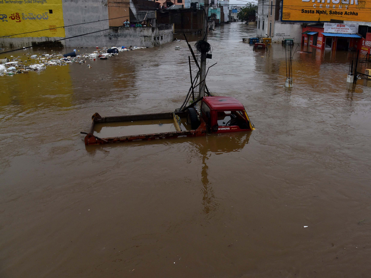 Heavy rains lash Hyderabad Photo Gallery - Sakshi13