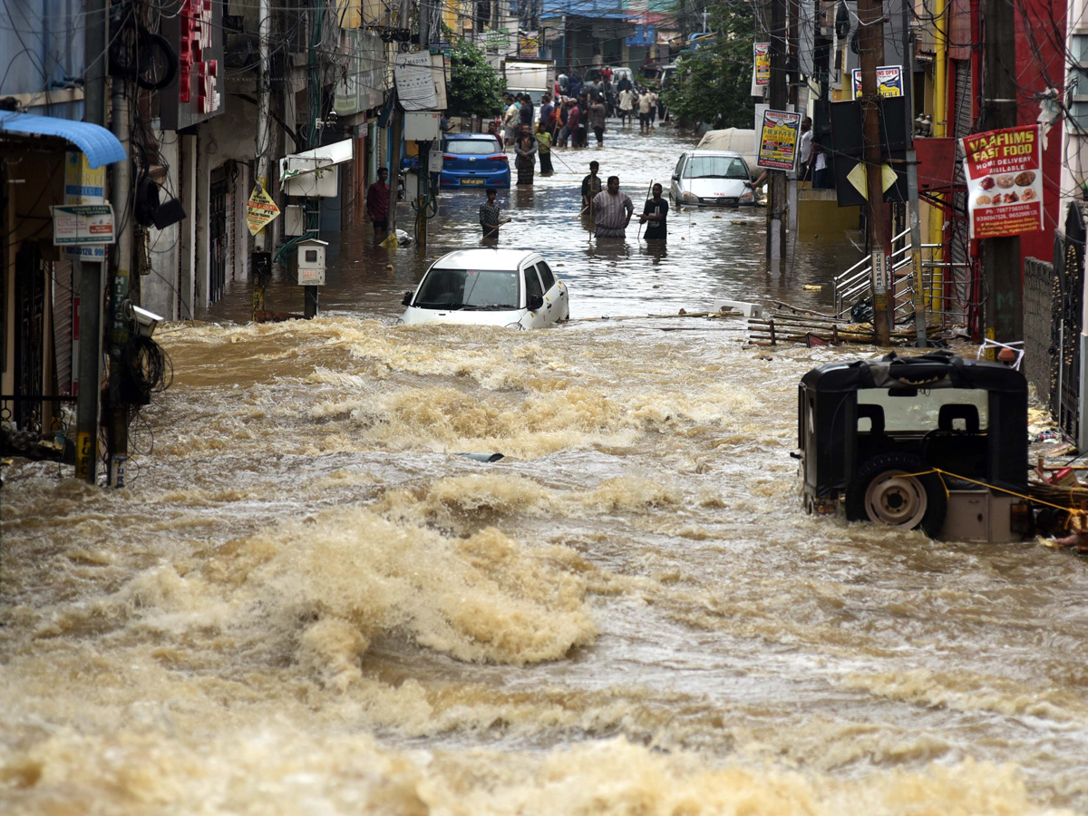 Heavy rains lash Hyderabad Photo Gallery - Sakshi14