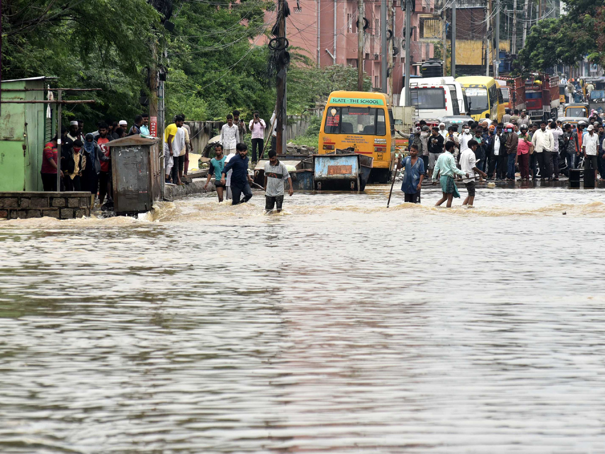 Heavy rains lash Hyderabad Photo Gallery - Sakshi15