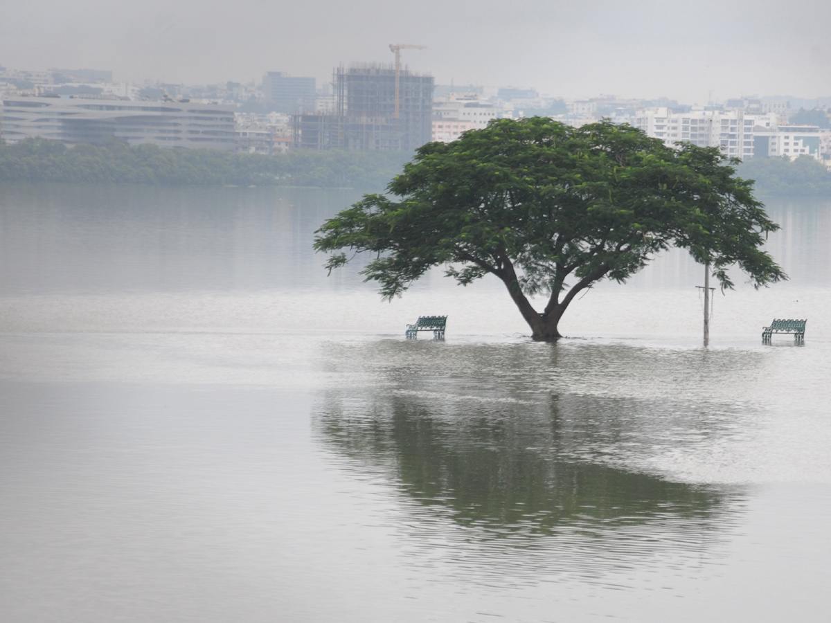 Heavy rains lash Hyderabad Photo Gallery - Sakshi16