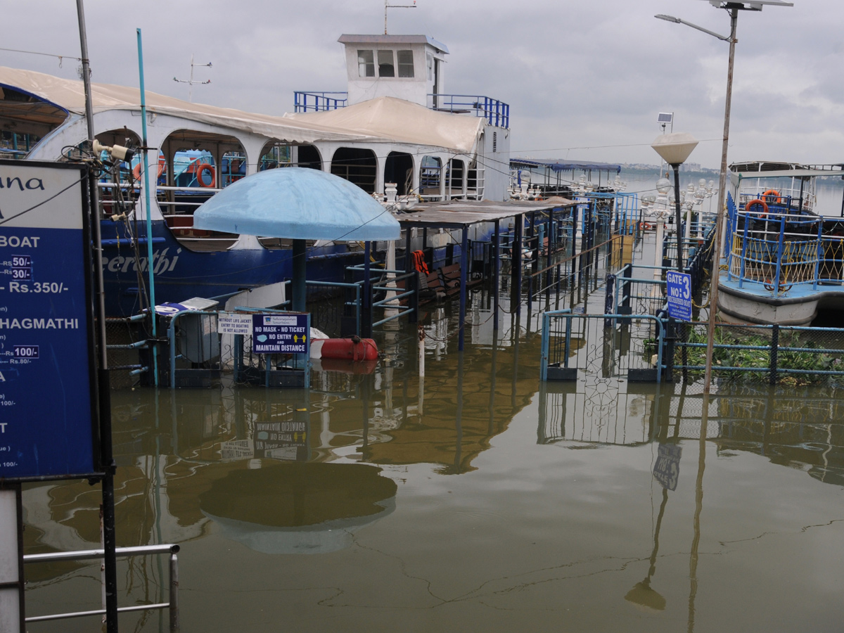 Heavy rains lash Hyderabad Photo Gallery - Sakshi17