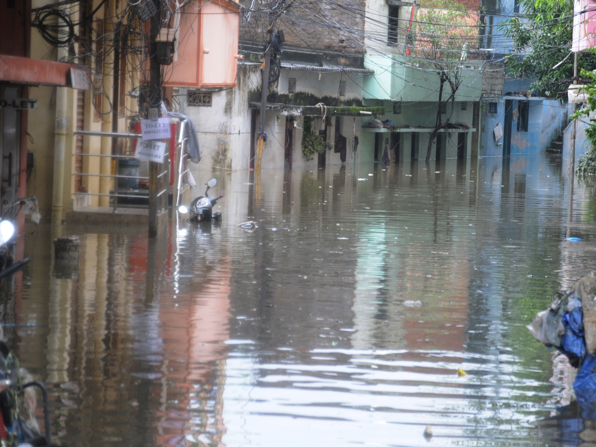 Heavy rains lash Hyderabad Photo Gallery - Sakshi18