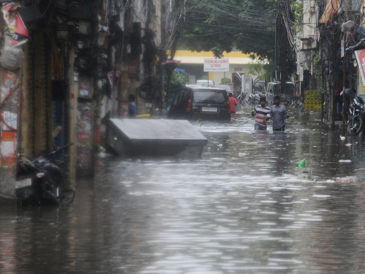 Heavy rains lash Hyderabad Photo Gallery - Sakshi19