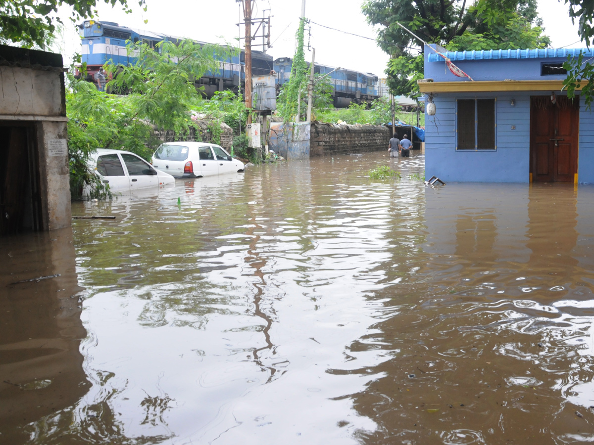 Heavy rains lash Hyderabad Photo Gallery - Sakshi20