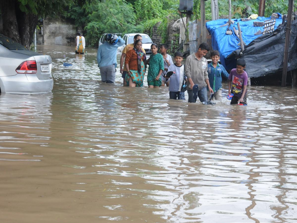 Heavy rains lash Hyderabad Photo Gallery - Sakshi21