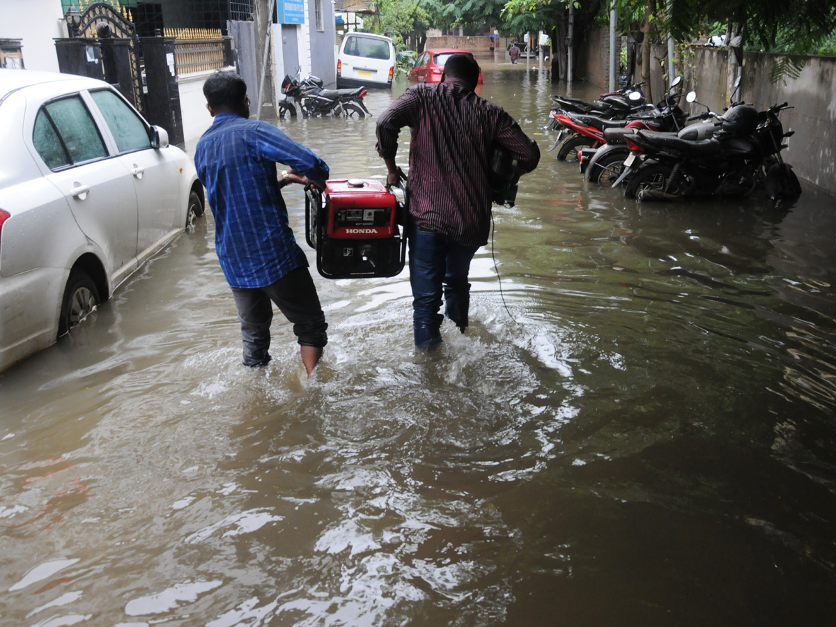 Heavy rains lash Hyderabad Photo Gallery - Sakshi22