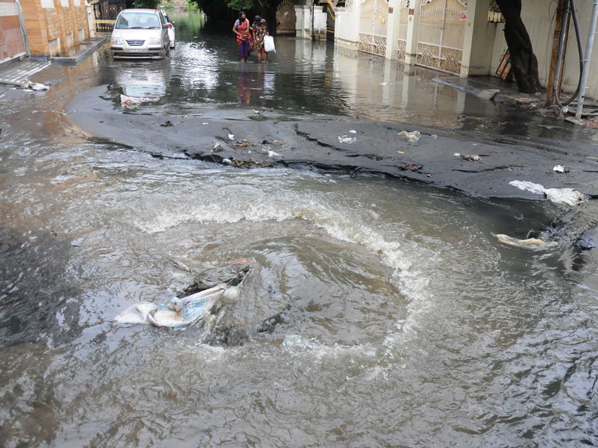 Heavy rains lash Hyderabad Photo Gallery - Sakshi23