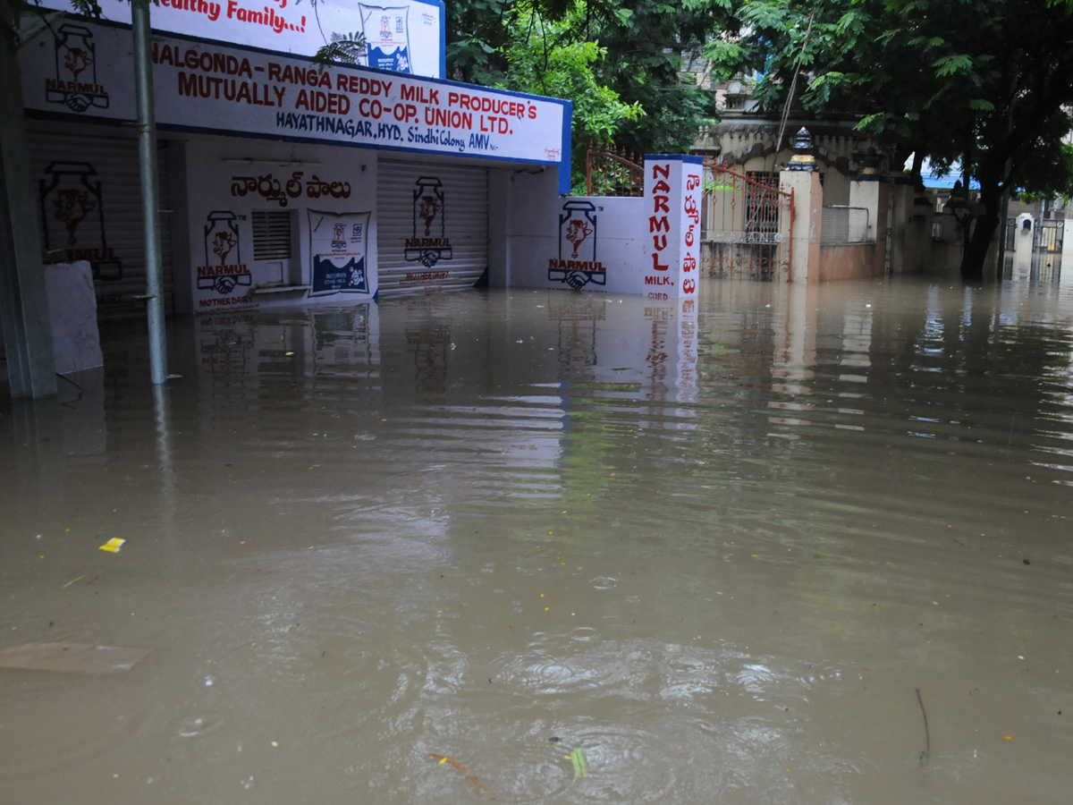 Heavy rains lash Hyderabad Photo Gallery - Sakshi24