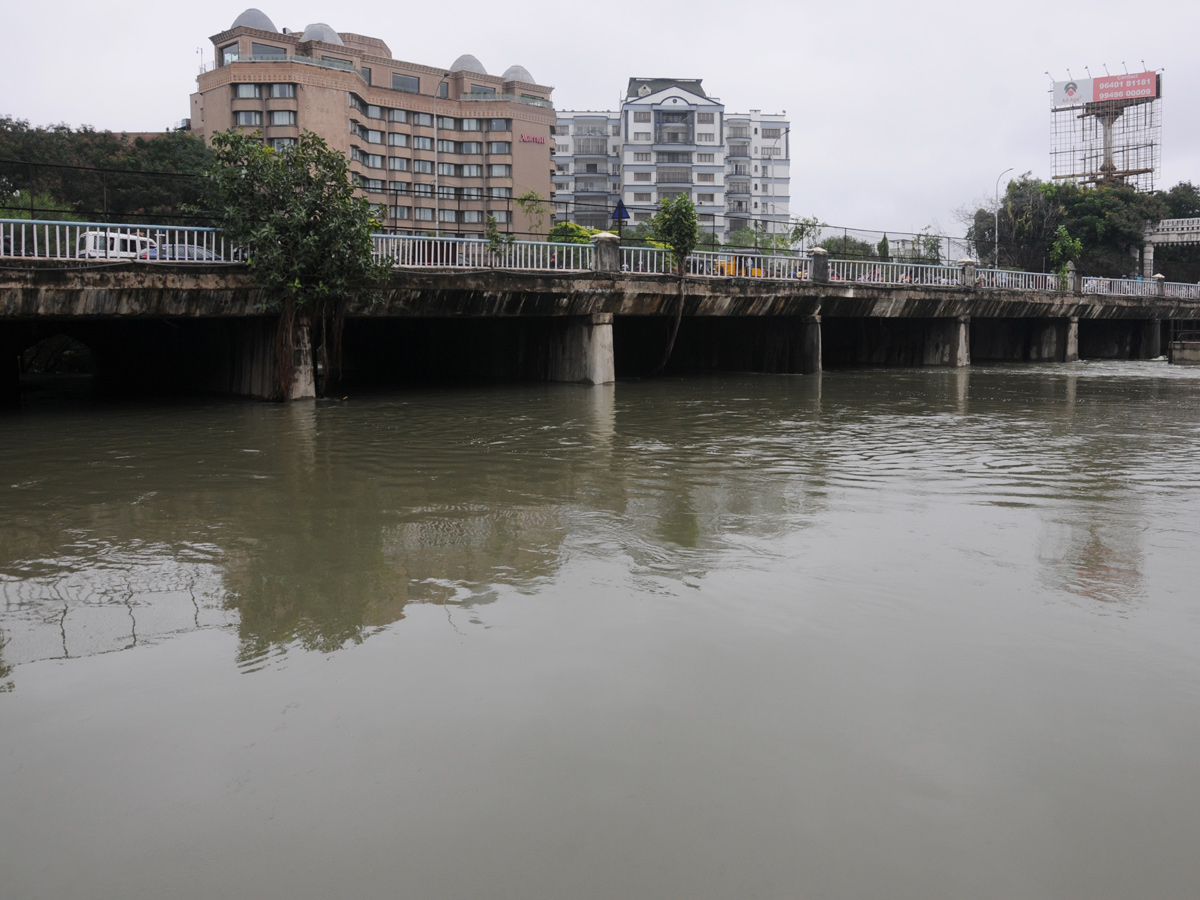 Heavy rains lash Hyderabad Photo Gallery - Sakshi26