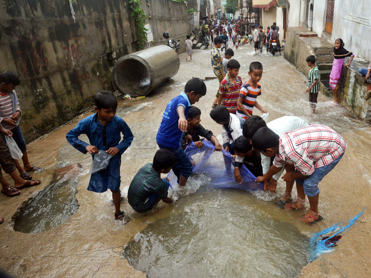 Heavy rains lash Hyderabad Photo Gallery - Sakshi27