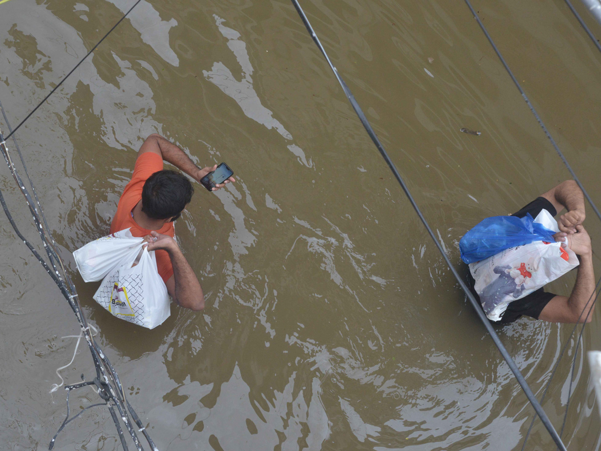 Heavy rains lash Hyderabad Photo Gallery - Sakshi28