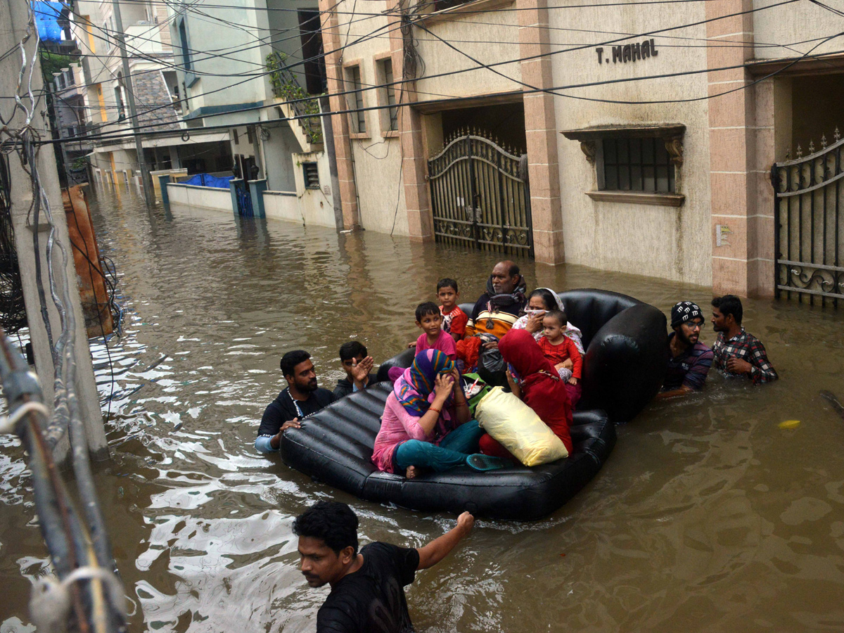 Heavy rains lash Hyderabad Photo Gallery - Sakshi29