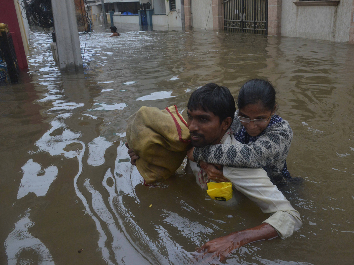 Heavy rains lash Hyderabad Photo Gallery - Sakshi30