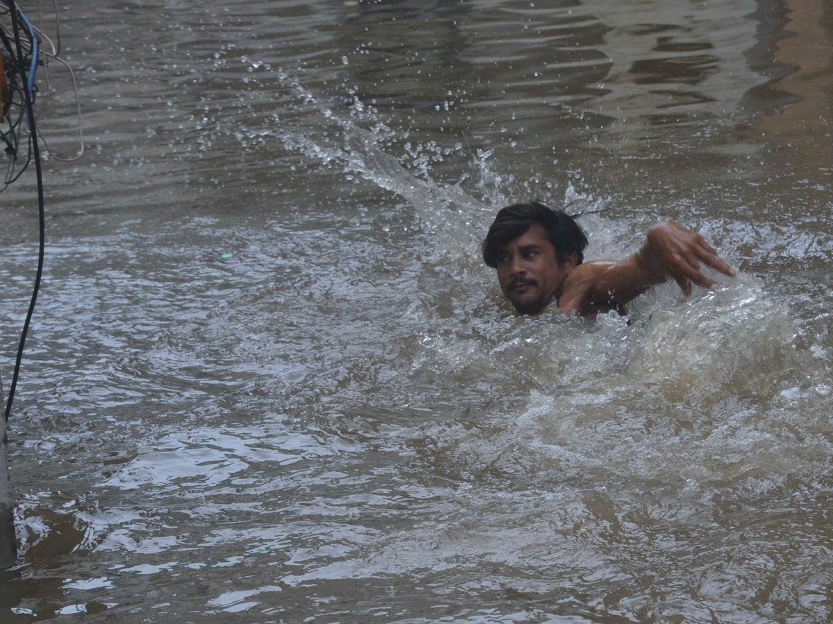 Heavy rains lash Hyderabad Photo Gallery - Sakshi31