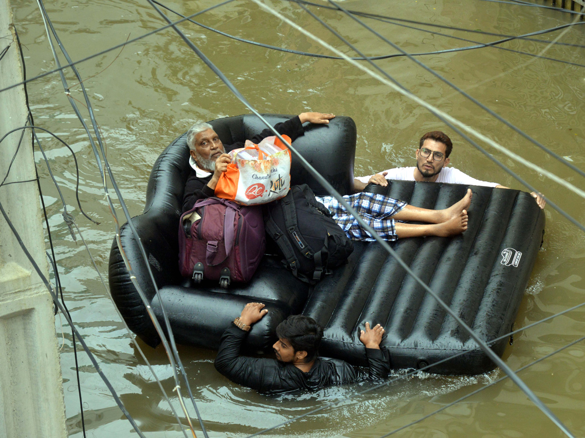 Heavy rains lash Hyderabad Photo Gallery - Sakshi32