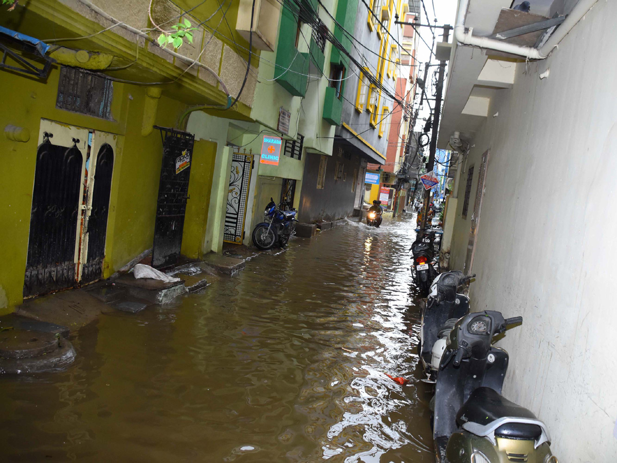 Heavy rains lash Hyderabad Photo Gallery - Sakshi33