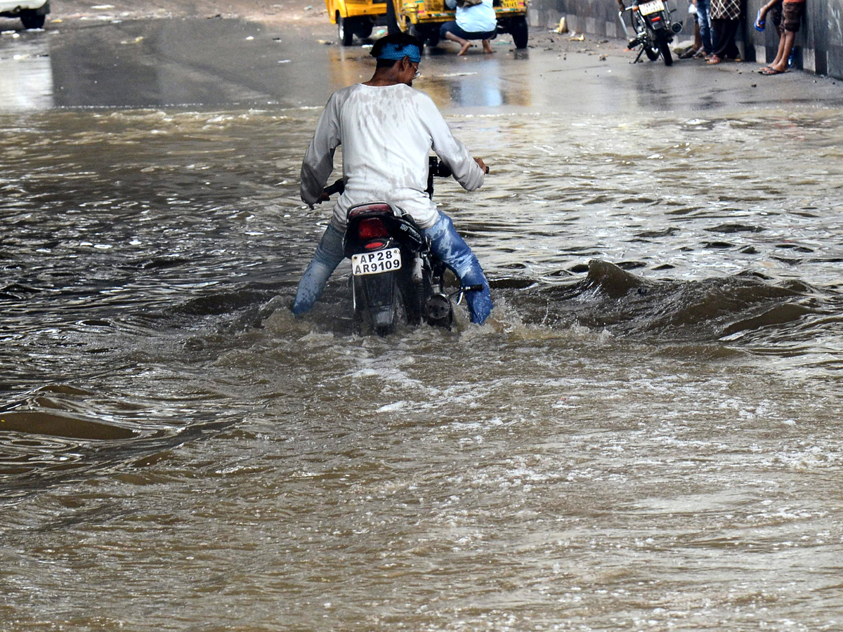 Heavy rains lash Hyderabad Photo Gallery - Sakshi35