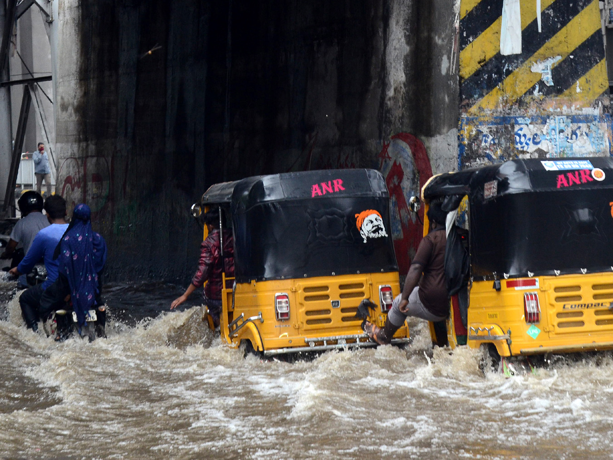 Heavy rains lash Hyderabad Photo Gallery - Sakshi36