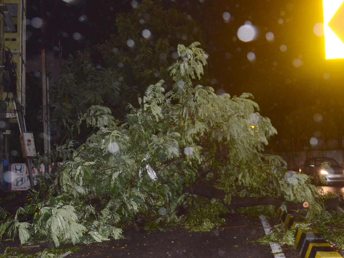 Heavy rains lash Hyderabad Photo Gallery - Sakshi37