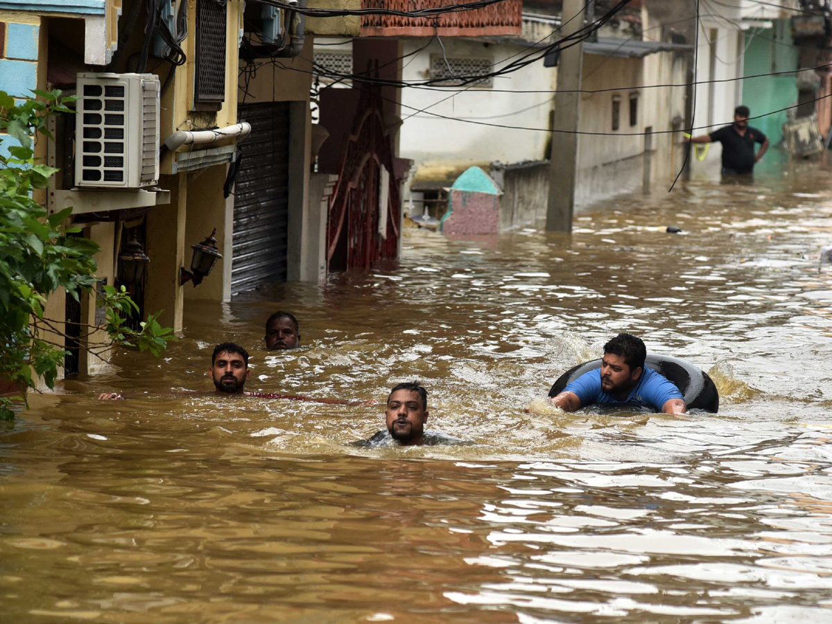 Heavy rains lash Hyderabad Photo Gallery - Sakshi3