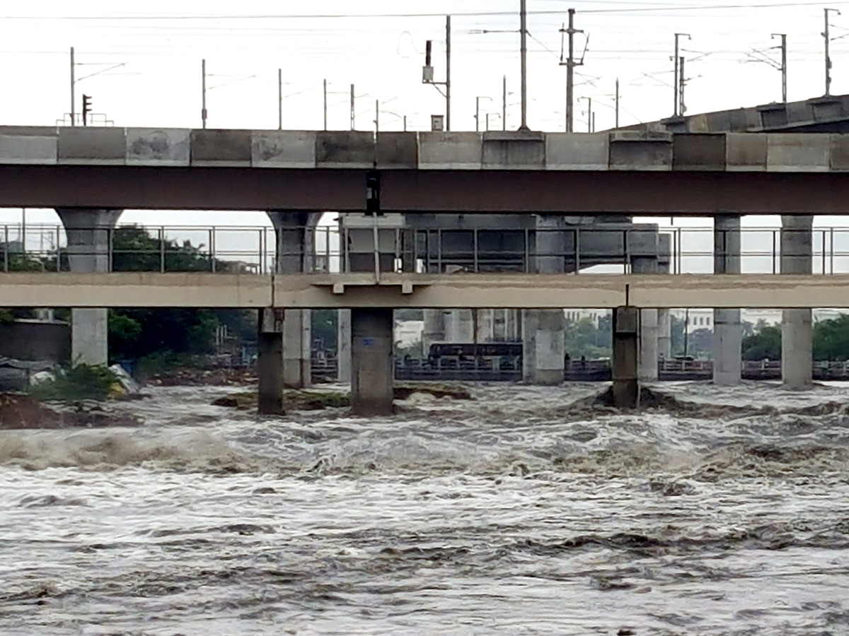 Heavy rains lash Hyderabad Photo Gallery - Sakshi39