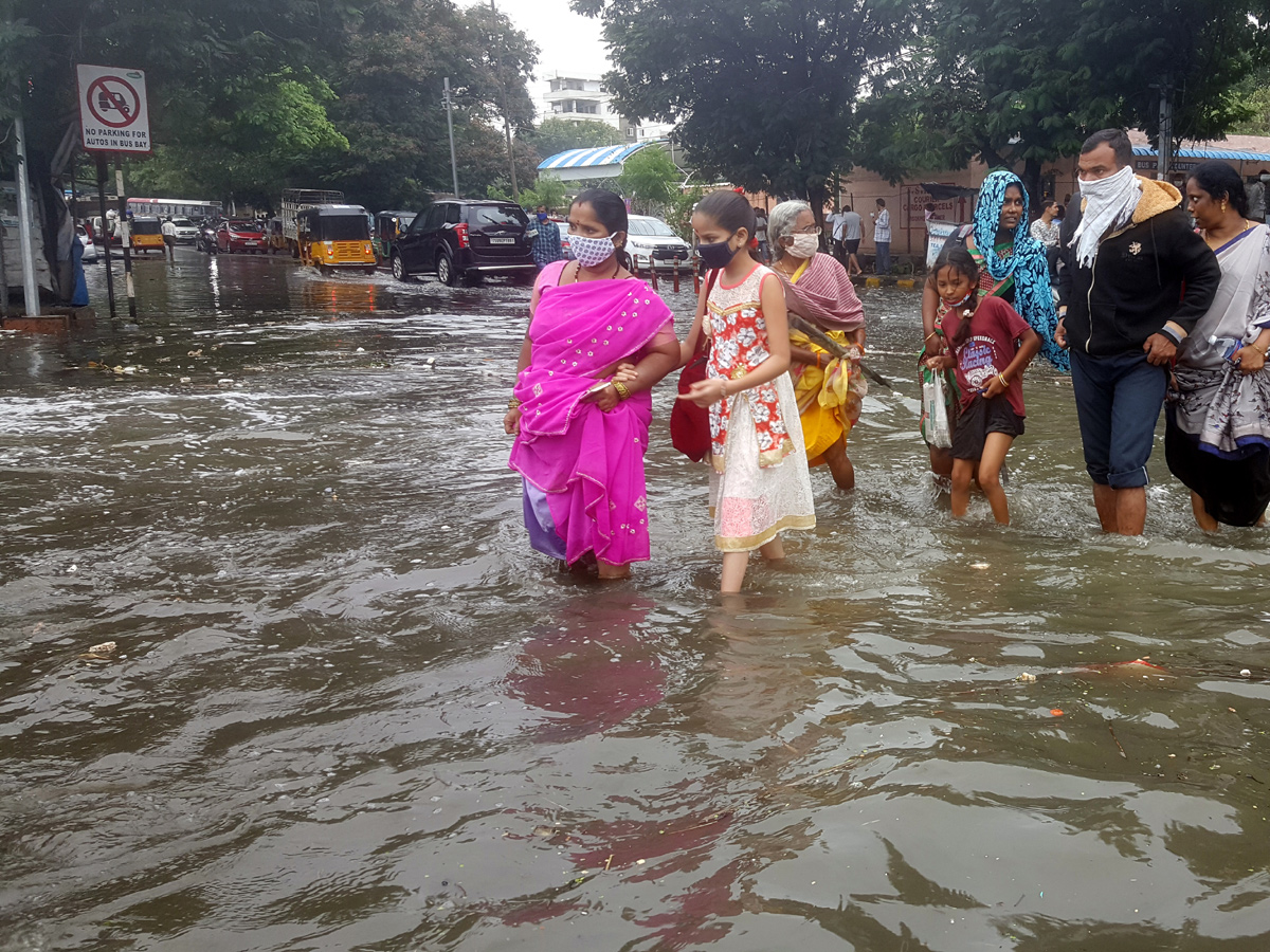 Heavy rains lash Hyderabad Photo Gallery - Sakshi40