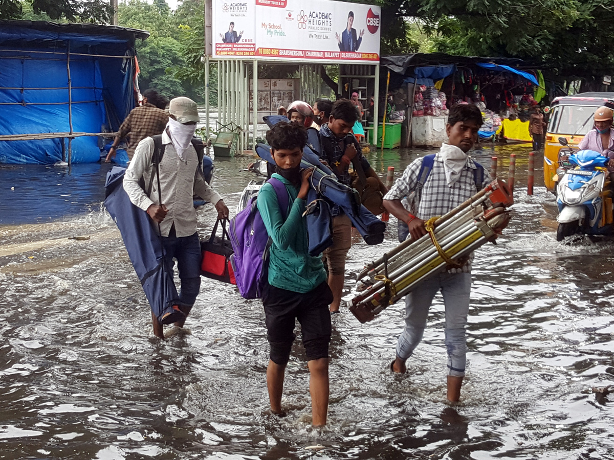 Heavy rains lash Hyderabad Photo Gallery - Sakshi41