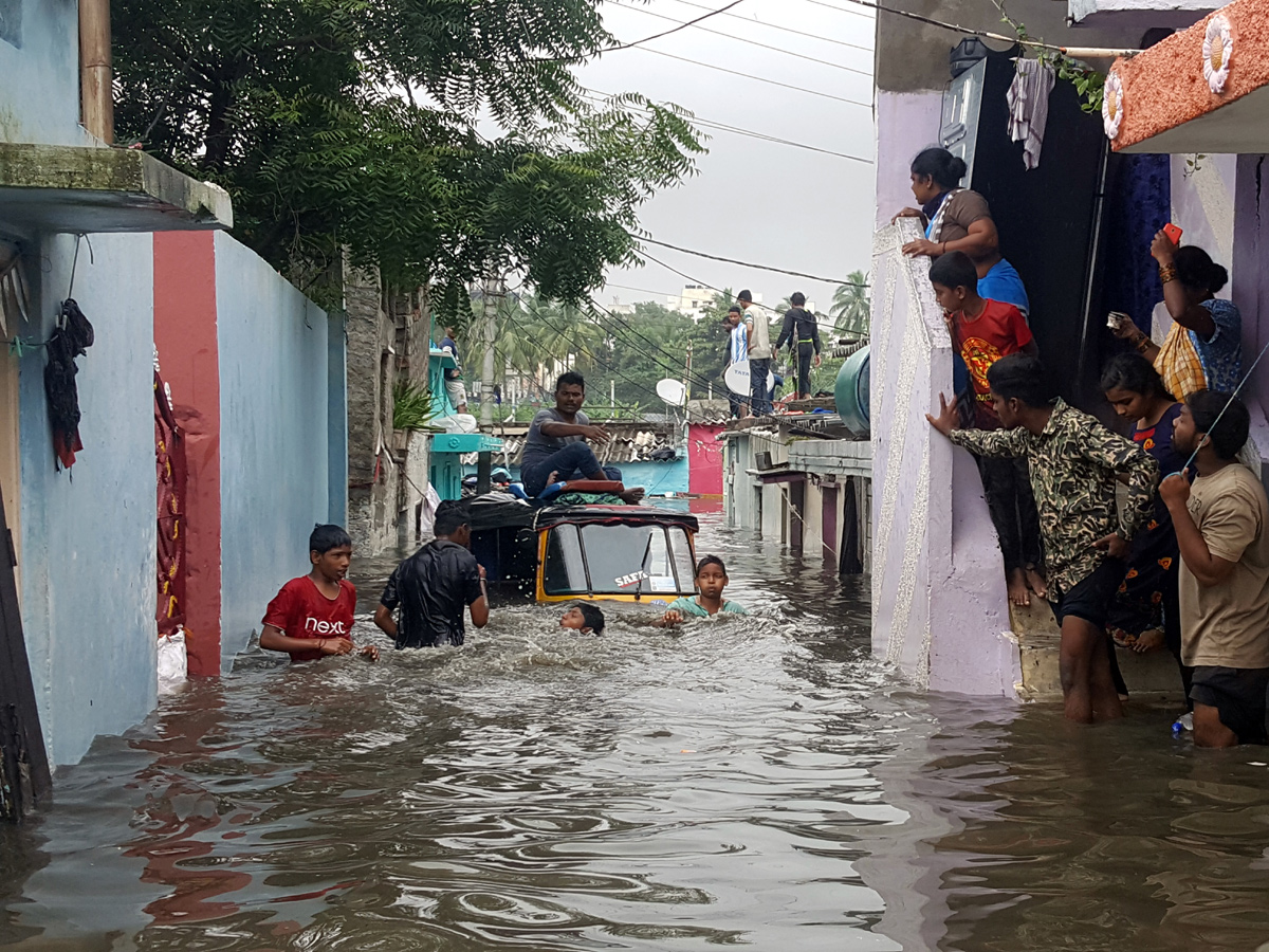 Heavy rains lash Hyderabad Photo Gallery - Sakshi42