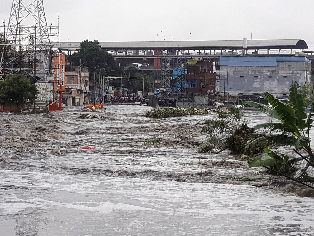 Heavy rains lash Hyderabad Photo Gallery - Sakshi44