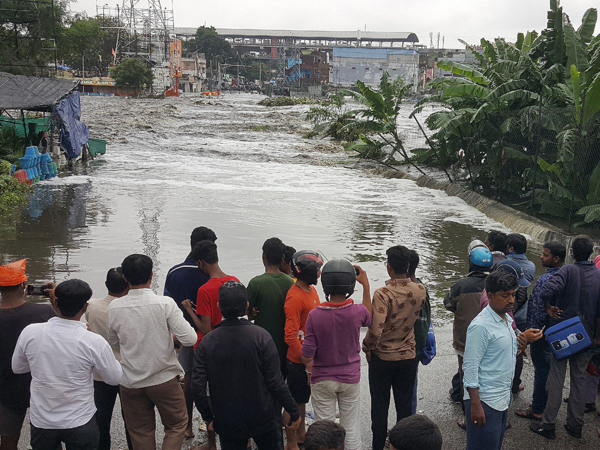 Heavy rains lash Hyderabad Photo Gallery - Sakshi45