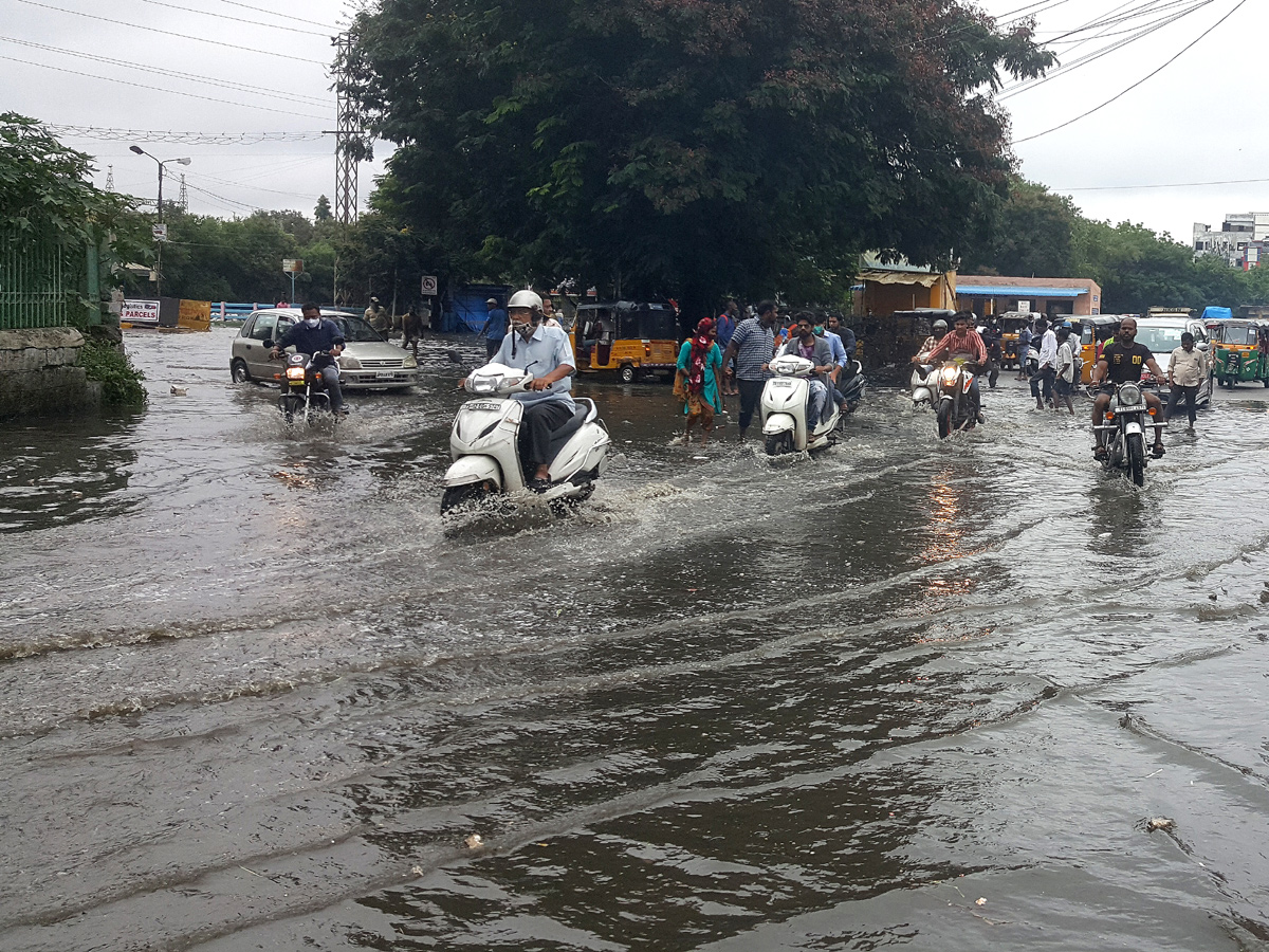 Heavy rains lash Hyderabad Photo Gallery - Sakshi46