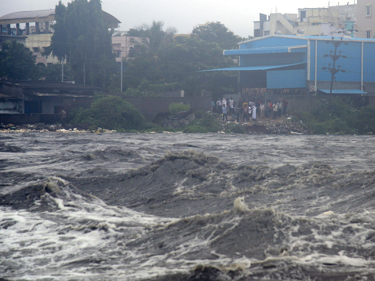 Heavy rains lash Hyderabad Photo Gallery - Sakshi47