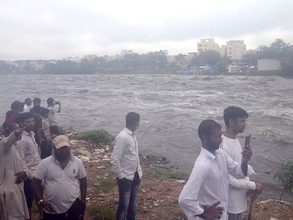 Heavy rains lash Hyderabad Photo Gallery - Sakshi48