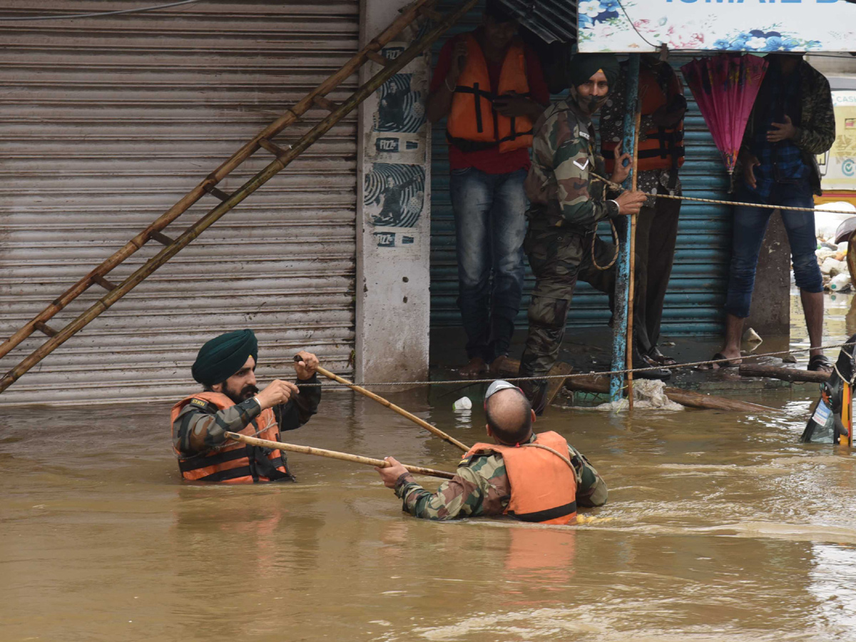 Heavy rains lash Hyderabad Photo Gallery - Sakshi4