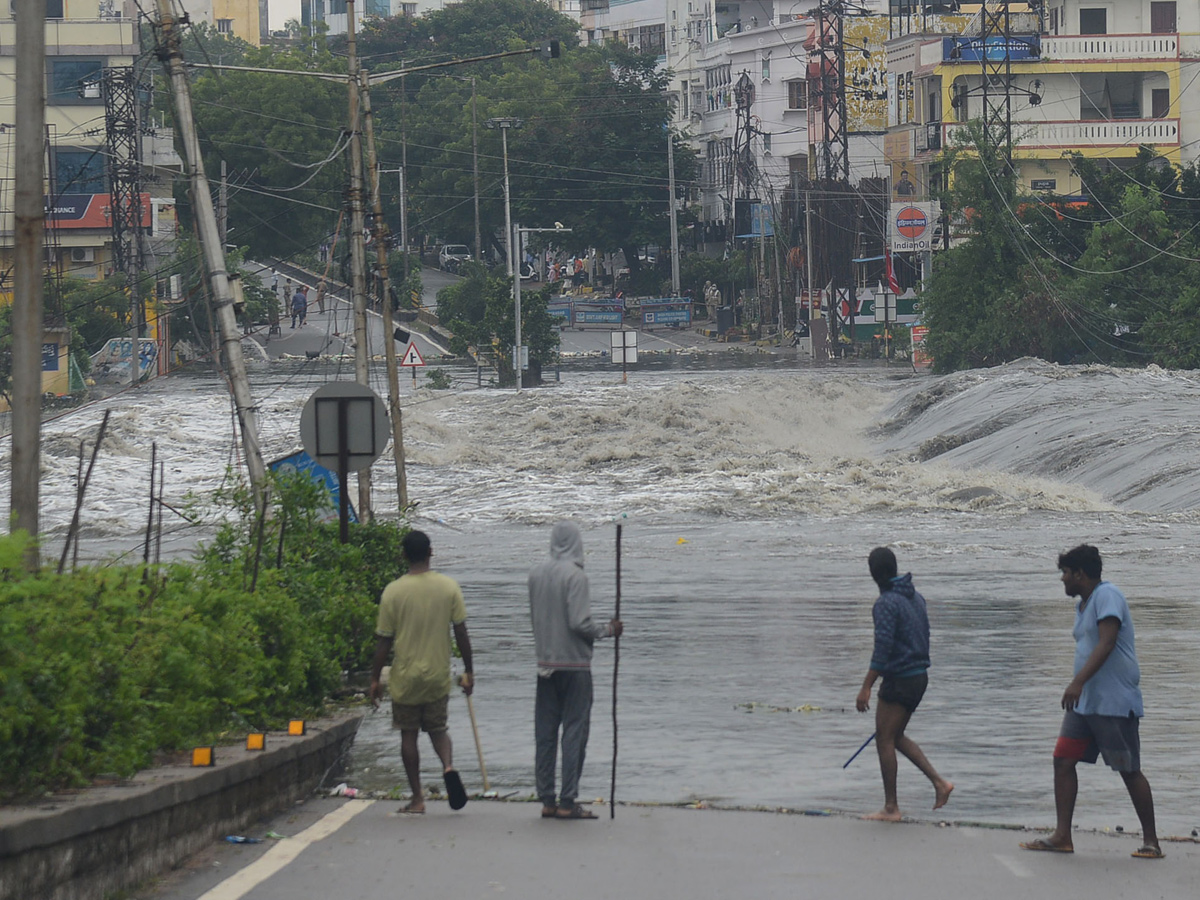 Heavy rains lash Hyderabad Photo Gallery - Sakshi49