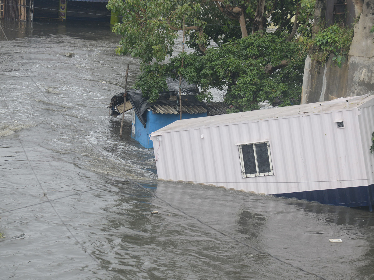 Heavy rains lash Hyderabad Photo Gallery - Sakshi50